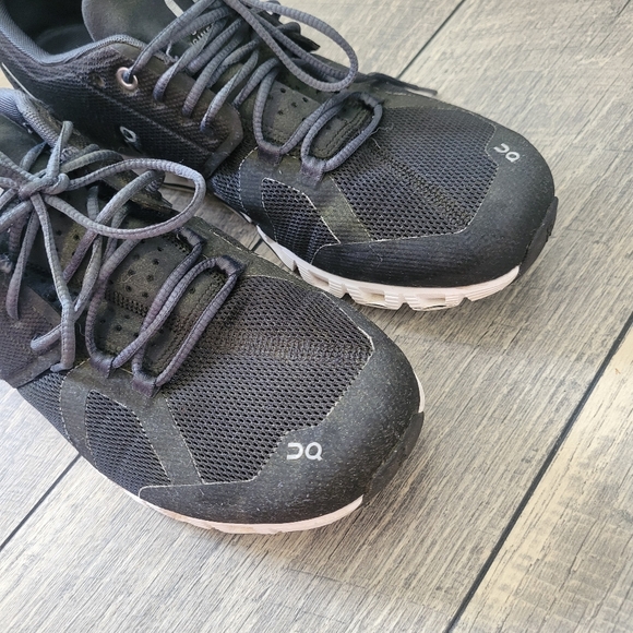 ON Running Cloud 5 Black White Shoes Sneaker Woman's Sz 9.5 - Picture 2 of 11